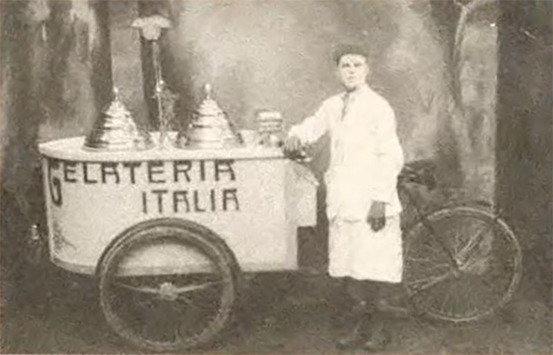 Salvatore Mancuso con il suo carretto di gelati in America nel 1920